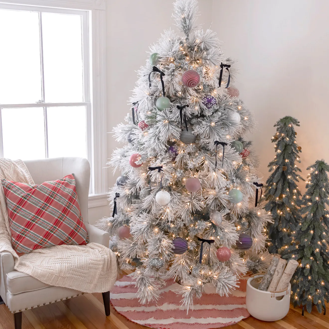 Online 7.5 ft. Pre-Lit Flocked Bavarian Pine Tree Pre-Lit|Full